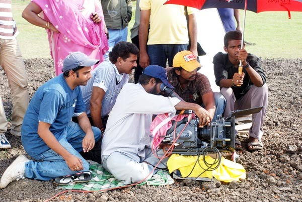 Taj Mahal Working Stills - 19 / 26 photos